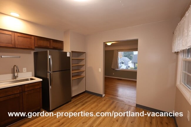 Building Photo - SE Flavel St - Woodstock 3 bedroom home with single car garage