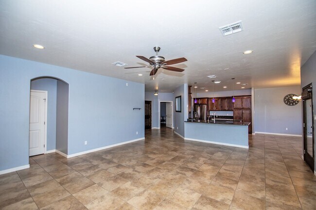 Building Photo - Spectacular open floor plan home!