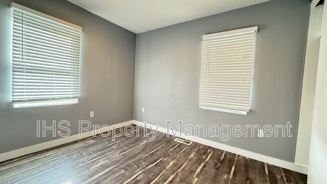 Building Photo - 302 Bernard Ave