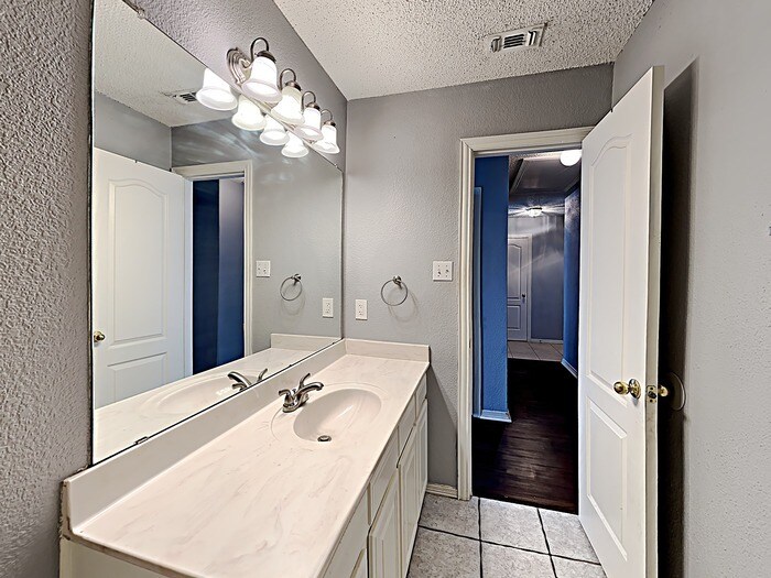 Building Photo - 8025 Jolie Dr