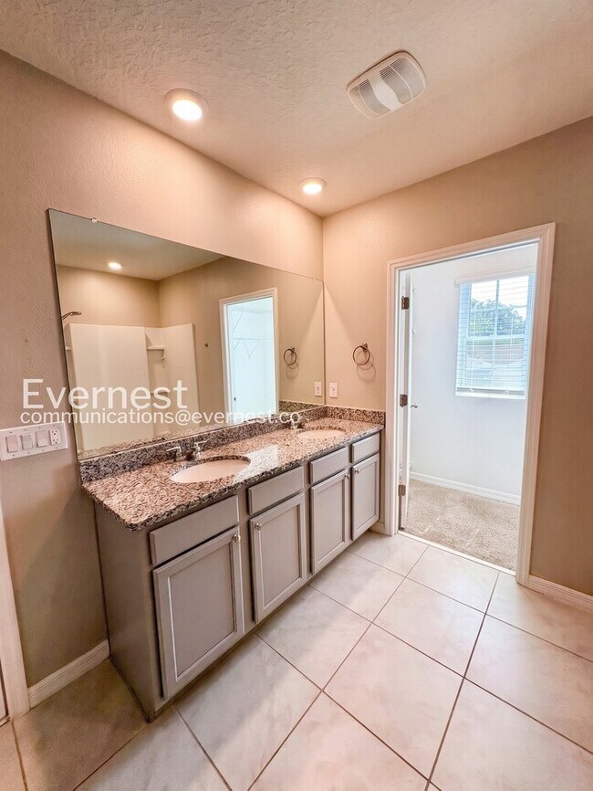Building Photo - Limited Time Special Offer / 5 Bed/3 Bath Home with Garage / Pet-Friendly / Vouchers Accepted / A...