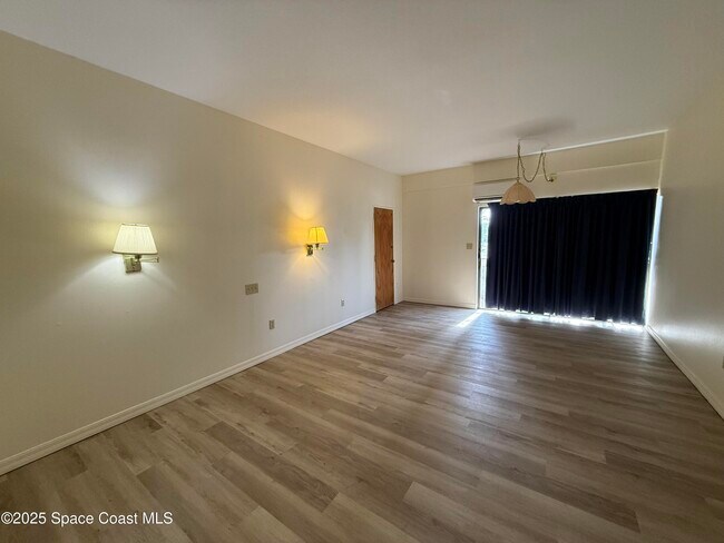 Building Photo - 2180 Country Club Dr