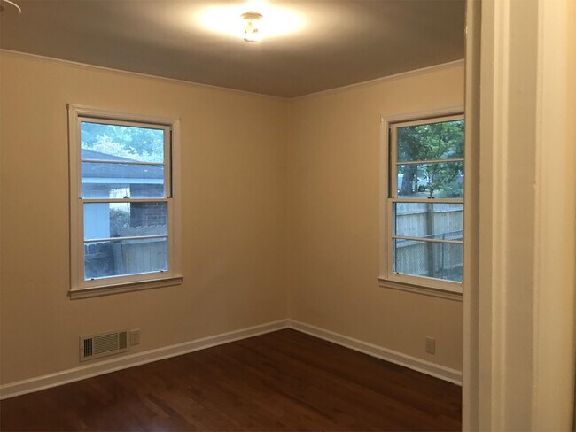 Building Photo - 1319 Greenview Dr