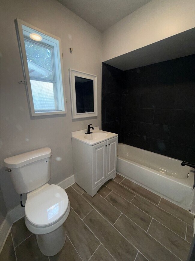 Building Photo - 826 Collins St