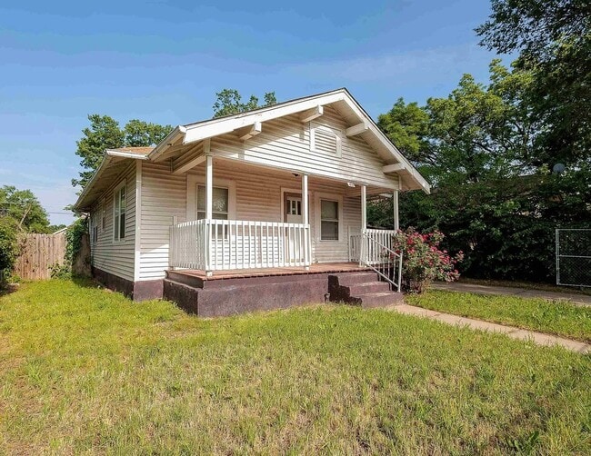 Building Photo - $895 - 2 bedroom / 1 bathroom - Single Fam...