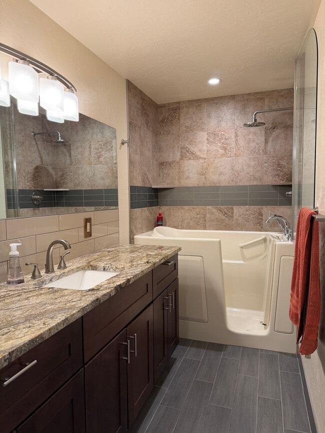 Building Photo - 1 Bedroom 1 Bath West Glenwood Apartment for Rent