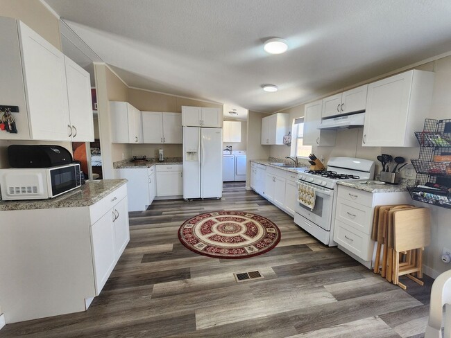 Building Photo - Fully Furnished 3 Bedroom Home