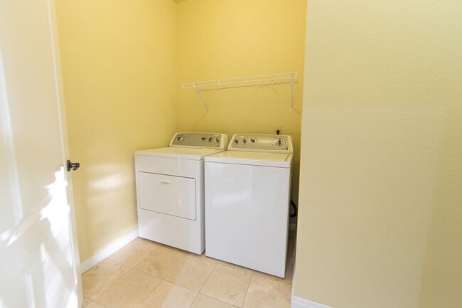 Building Photo - Town Centre Condo close to Dell and Shoppi...