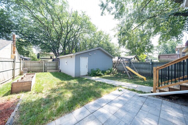 Building Photo - 2654 N Vincent Ave