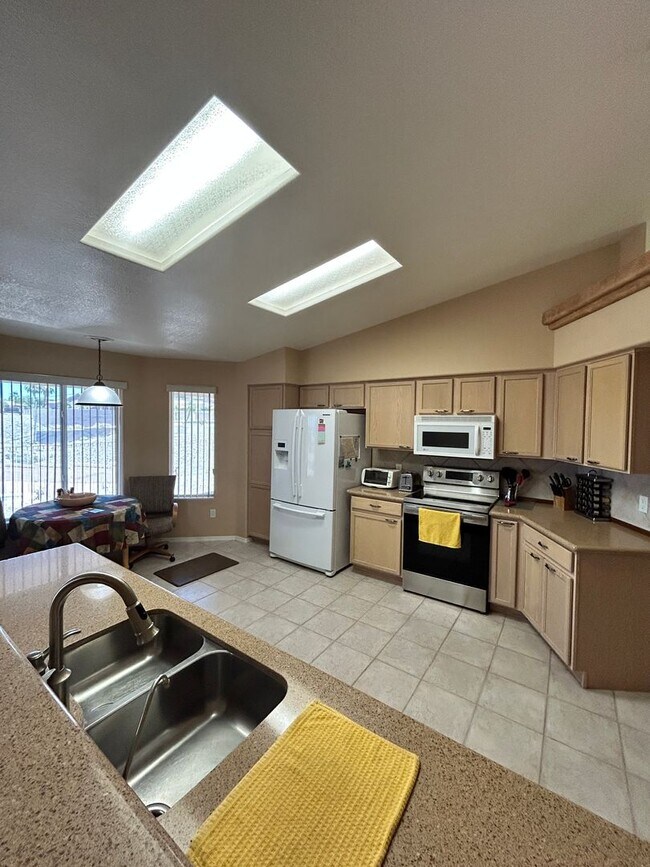 Building Photo - Furnished Winter Home!