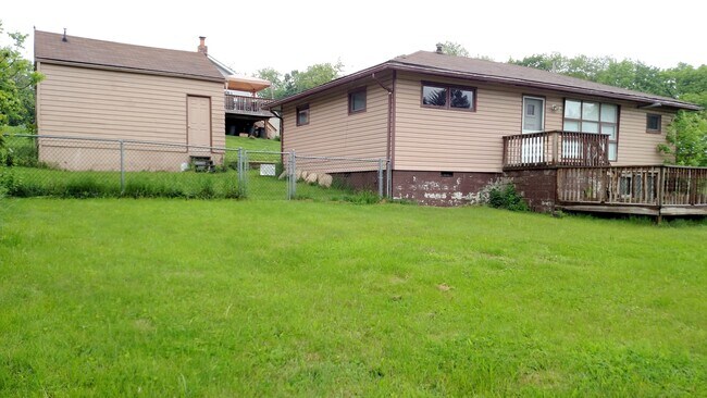 Building Photo - Two Bedroom House in Jefferson Hills With Central Air And Detached One Car Garage - Fenced In Yard