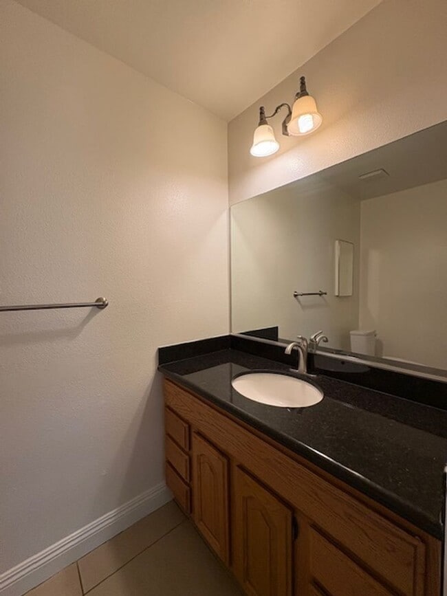 Building Photo - Centrally Located Redlands Townhome