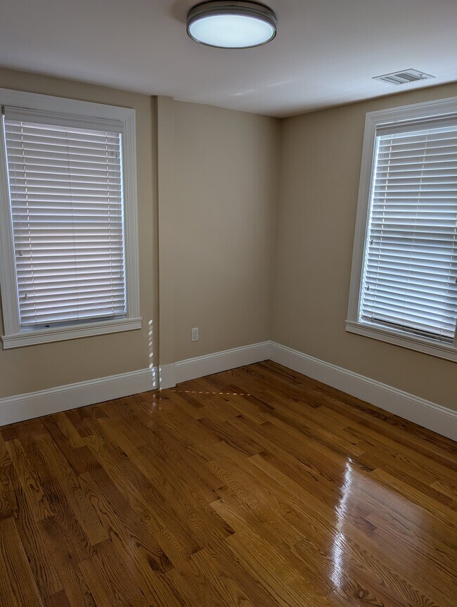 Building Photo - 9 Wall St