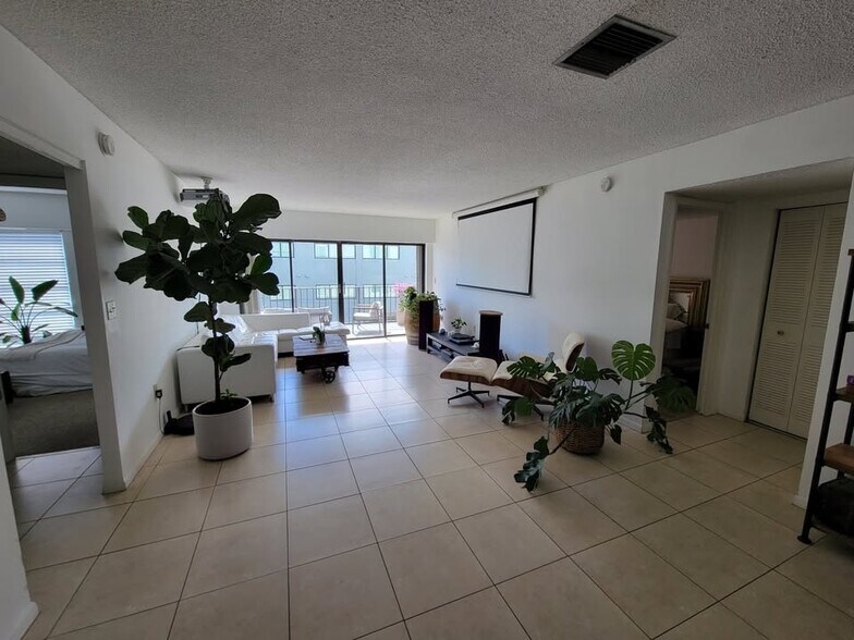 Primary Photo - 575 Crandon Blvd