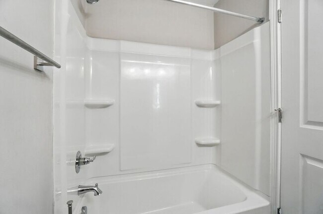 Building Photo - 107 W Elder St