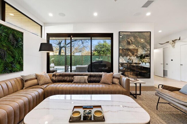 Building Photo - 1304 Comal St