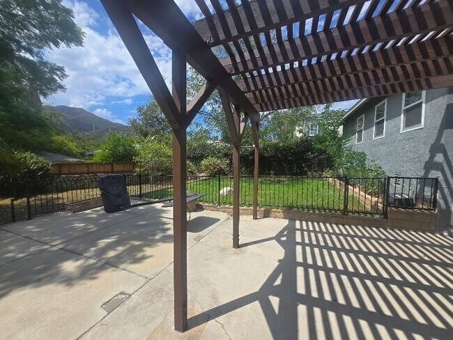 Building Photo - 2 Bedroom in La Crescenta