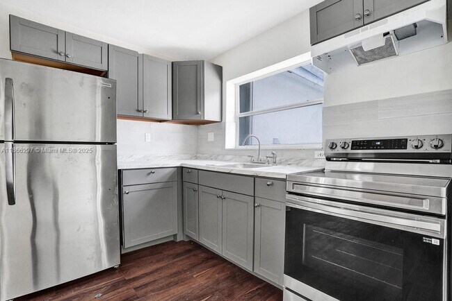 Building Photo - 3505 SW 12th Ct