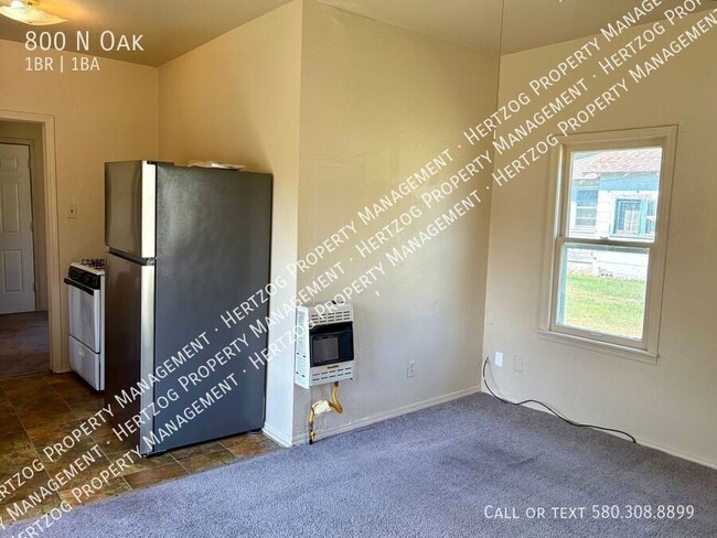 Building Photo - 800 N Oak-