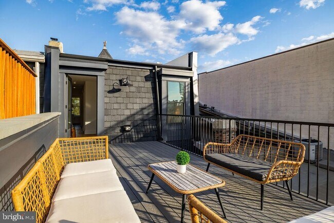 Building Photo - 2460 Ontario Rd NW