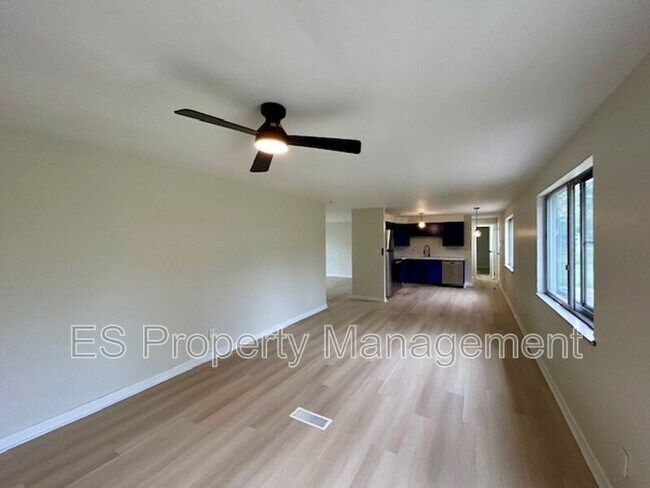 Building Photo - 825 Sweetbriar Ave