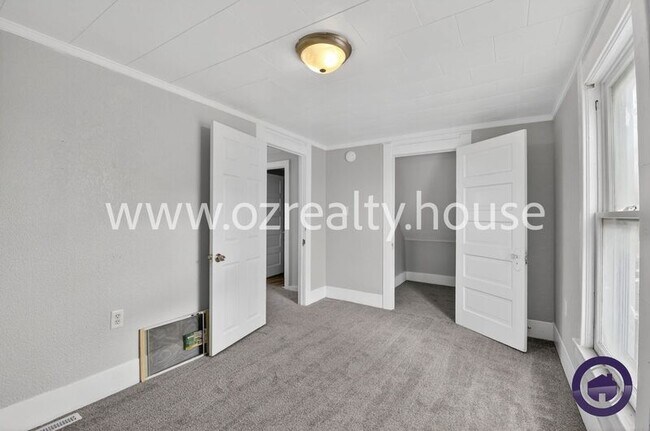 Building Photo - 3377 Lagrange St