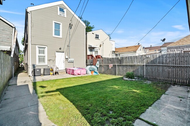 Building Photo - 4731 S Laflin St