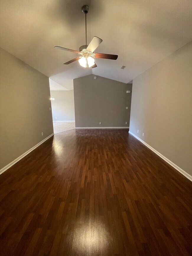 Building Photo - 2 bed, 2 bath, 2 car garage ranch style home in N. Knoxville