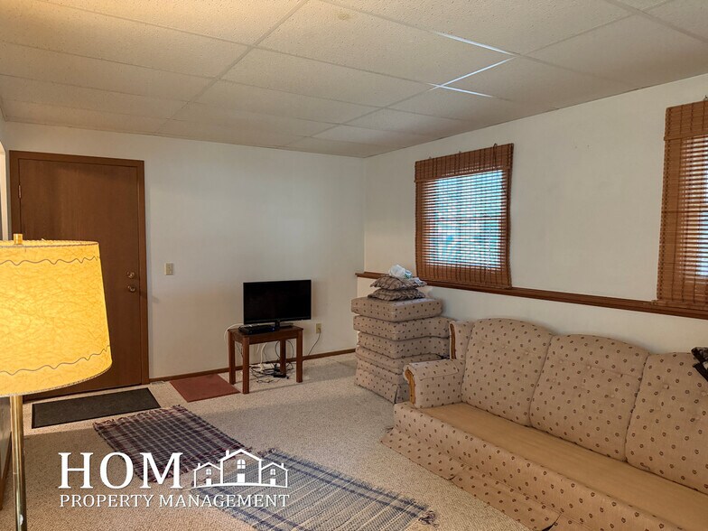 Building Photo - 1701 Pleasant View Dr