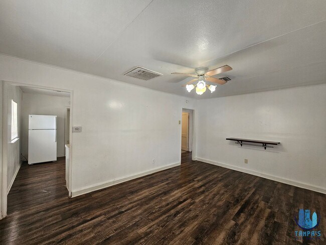 Building Photo - Spacious 3 Bedroom, 2 Bath home with a 2 CAR Carport near down St. Petersburg *Available Now*