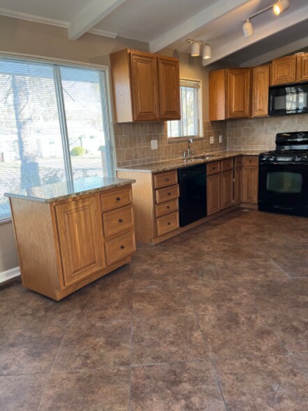 Building Photo - 930 Sherwood St