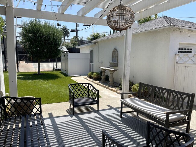 Building Photo - Luxurious Lake Balboa Home with Athletic A...