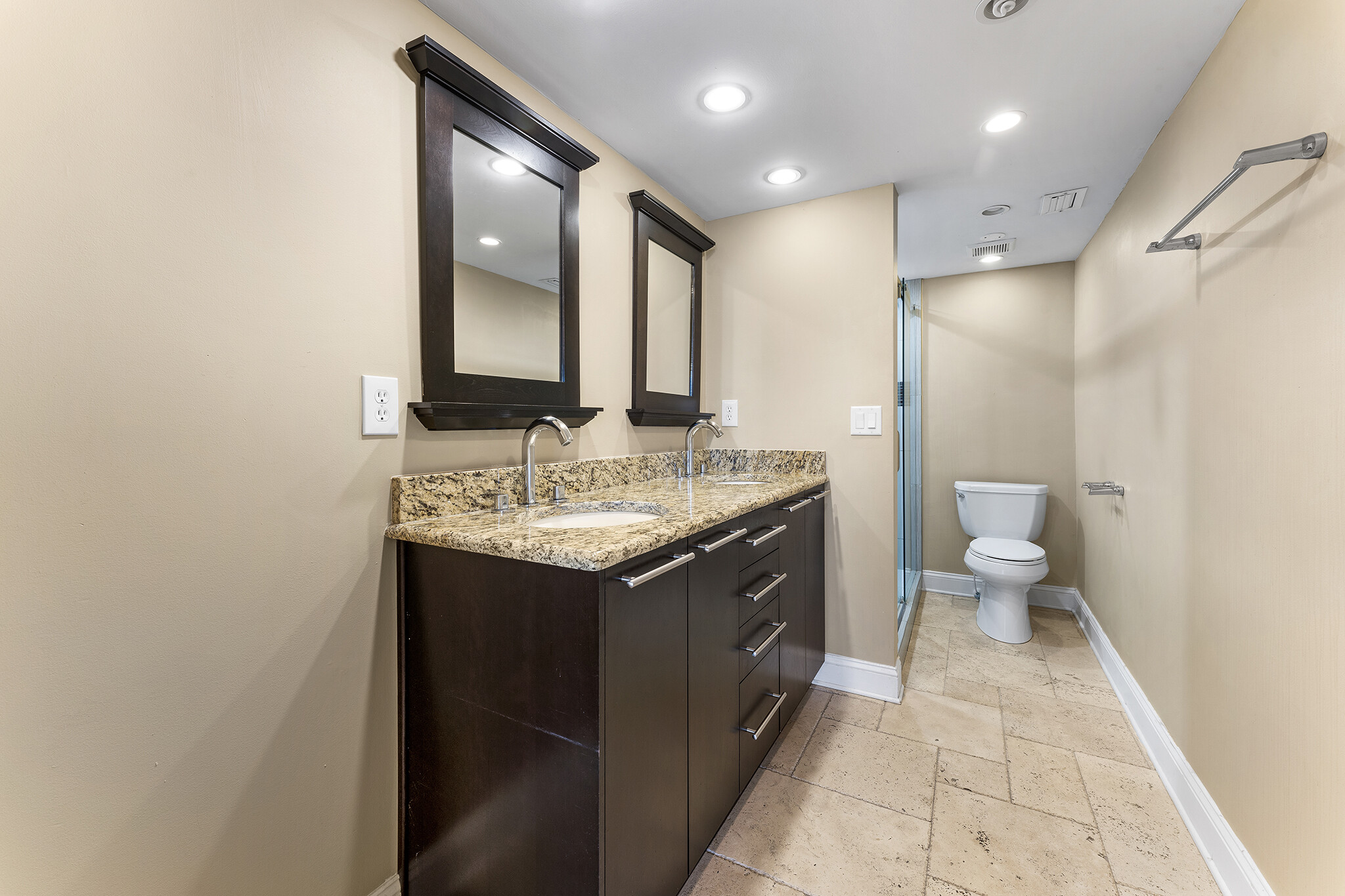 Building Photo - 2200 Ocean Dr S