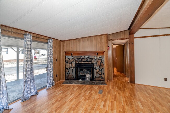 Building Photo - 413 Mill St