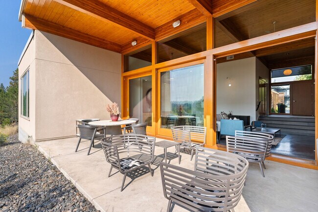 Building Photo - 2225 NW Reserve Camp Ct