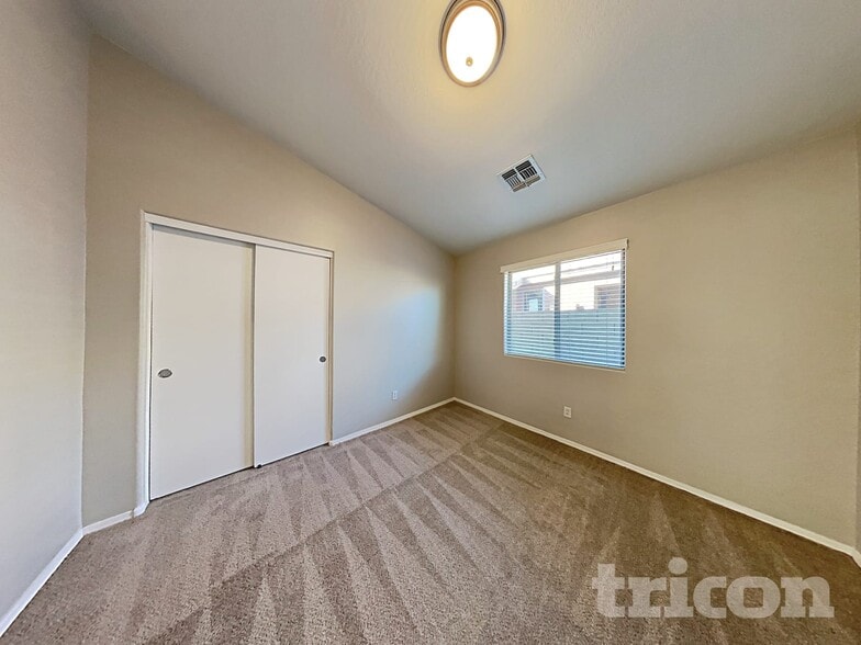 Building Photo - 45539 W Sky Ln
