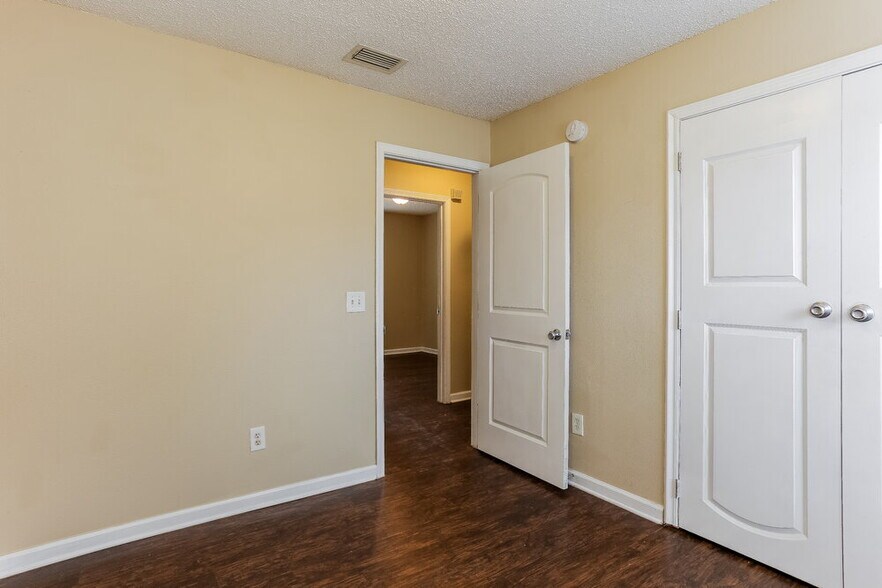 Building Photo - 1554 Brook Forest Dr