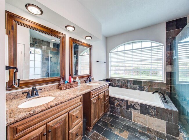 Building Photo - 2735 Oakland Dr