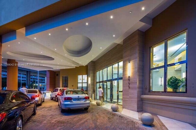 Building Photo - 999 SW 1st Ave