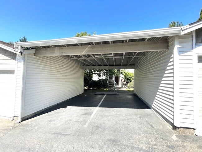 Building Photo - Bright 3-Bedroom Ground Floor Condo – Sundance at Klahanie, WA Updated & Move-In Ready with Clubh...