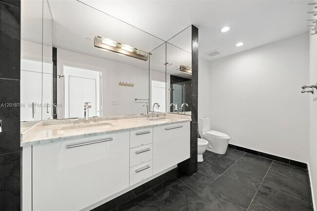 Building Photo - 900 Biscayne Blvd