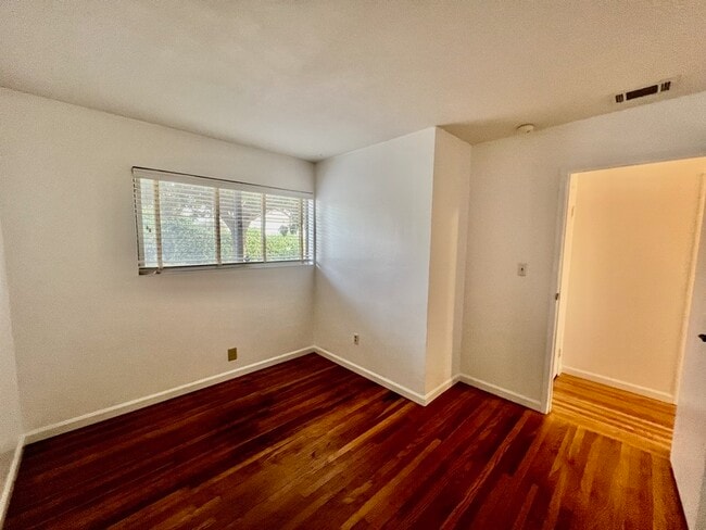 Building Photo - 280 Markham Ave
