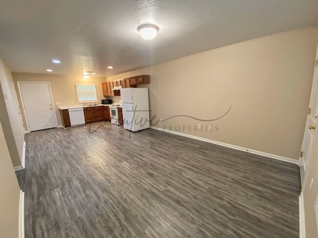 Building Photo - 308 E 1st St