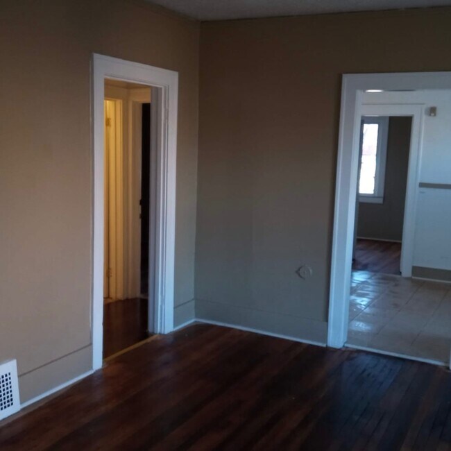 Building Photo - 1928 Gladstone St