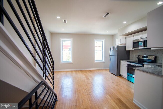 Building Photo - 2428 Sharswood St