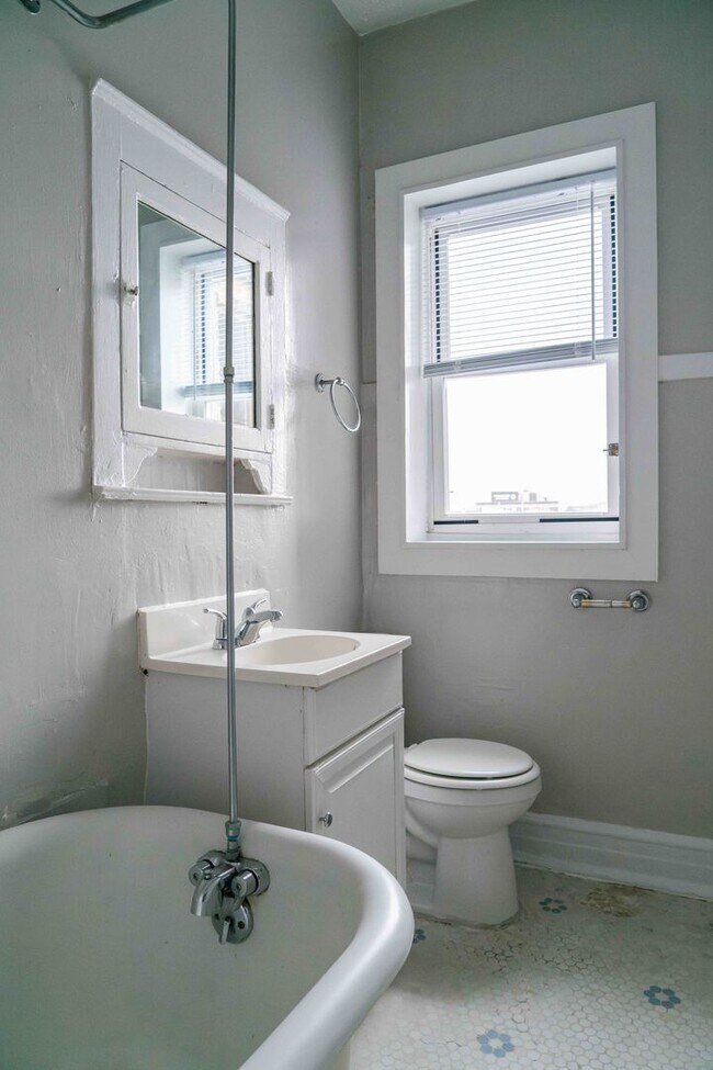 Building Photo - Uptown / Ravenswood - Studio - w/ Decorative Fireplace