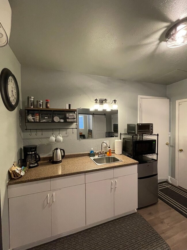 Building Photo - 903 W Linden St