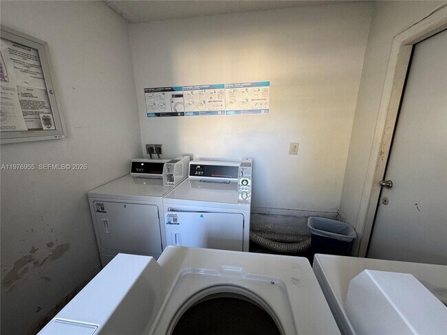 Building Photo - 4140 Woodside Dr