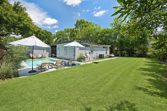 Building Photo - 9769 Oak Point Dr