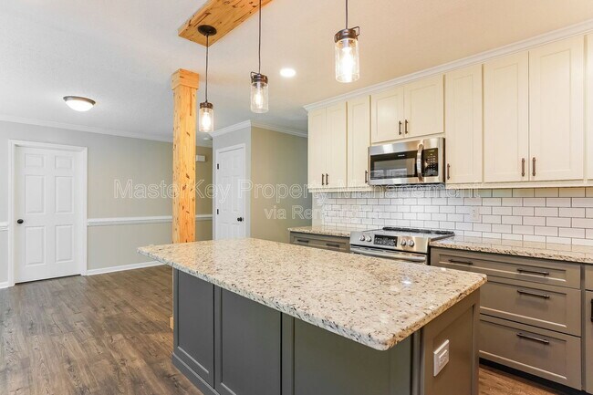 Building Photo - 220 W Elm Ave